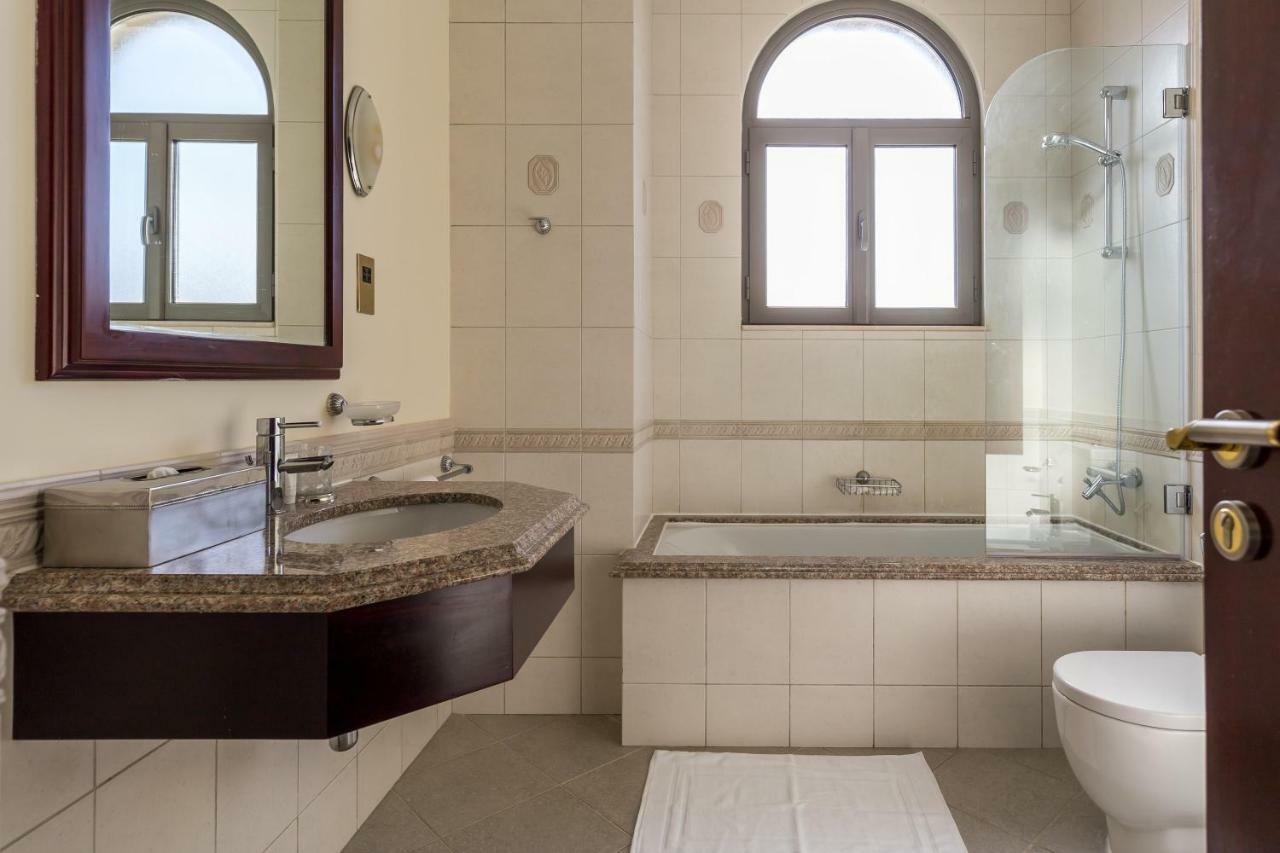 Chic 4Br Villa With Assistant Room And Private Pool On Palm Jumeirah By Deluxe Holiday Homes Dubaï Extérieur photo